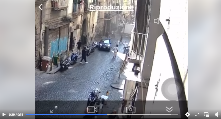Incidente ai Quartieri Spagnoli: video del furgone che si schianta contro muro, 3 in codice rosso