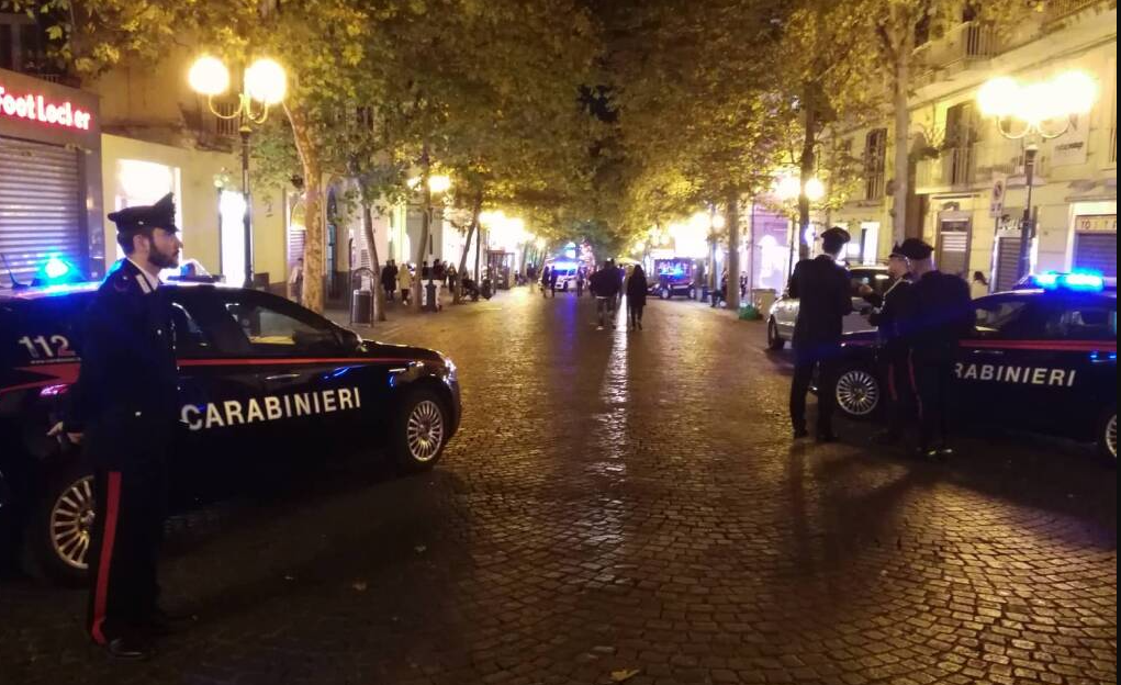 Maxi rissa al Vomero: padre e figlio denunciati, coltello sequestrato