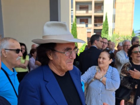 Albano Carrisi a Benevento: il cantante pugliese alle esequie della mamma del noto cardiologo Pappone – NTR24.TV