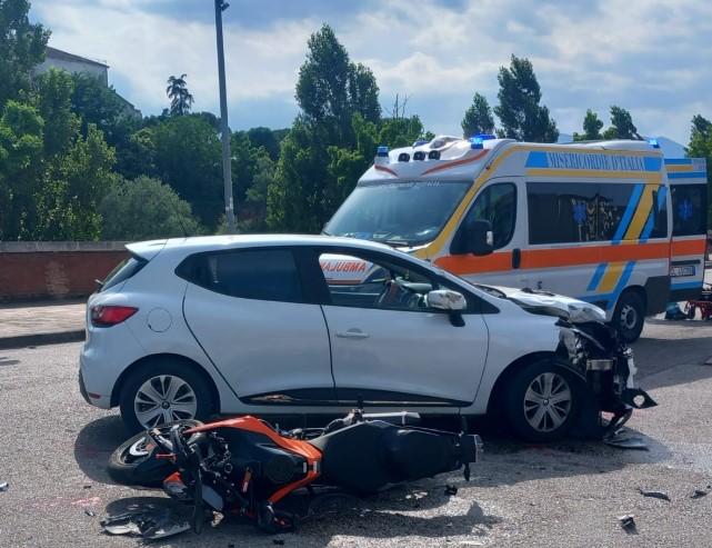 Benevento, scontro tra auto e moto al Rione Ferrovia: ferito centauro 25enne – NTR24.TV
