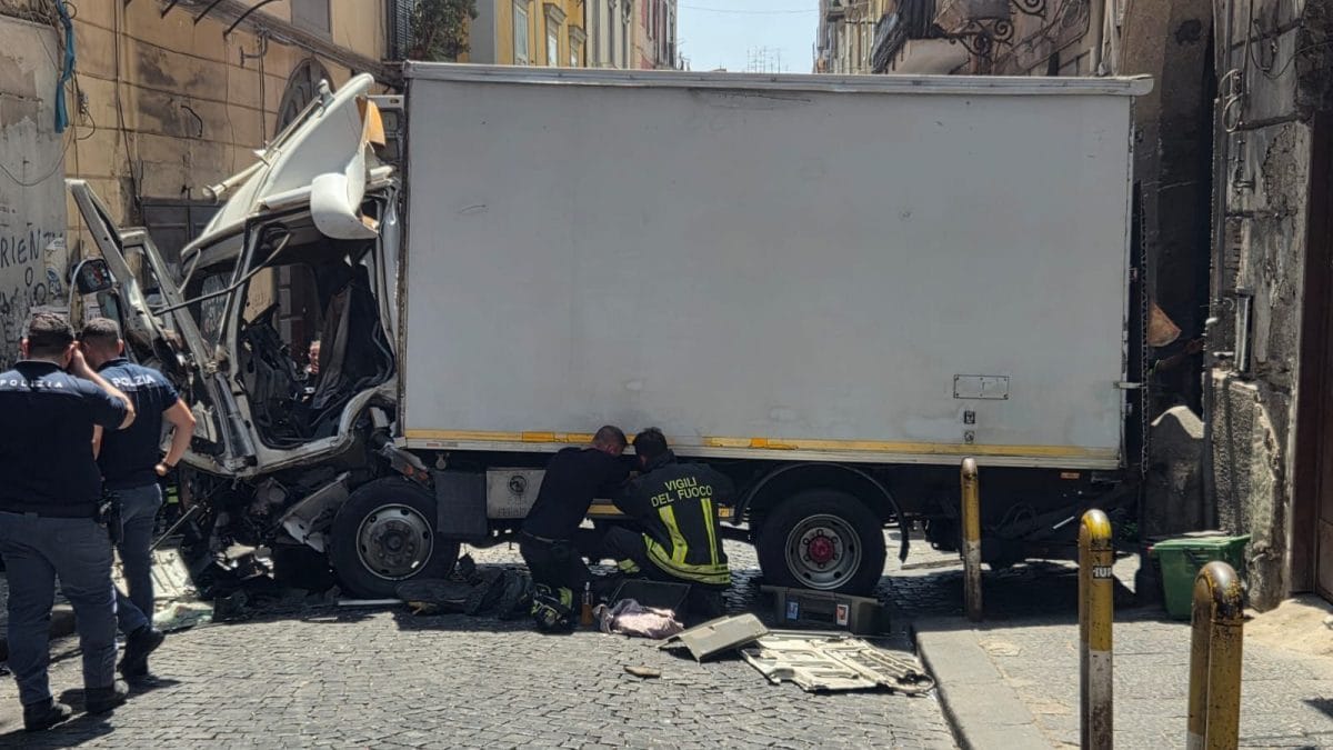 Grave incidente stradale ai Quartieri Spagnoli: furgone fuori controllo, 3 persone coinvolte