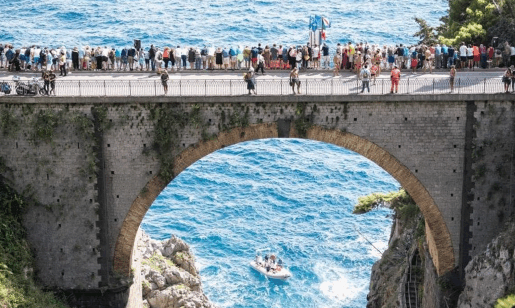Turista si tuffa dal Fiordo di Furore: rischia la paralisi