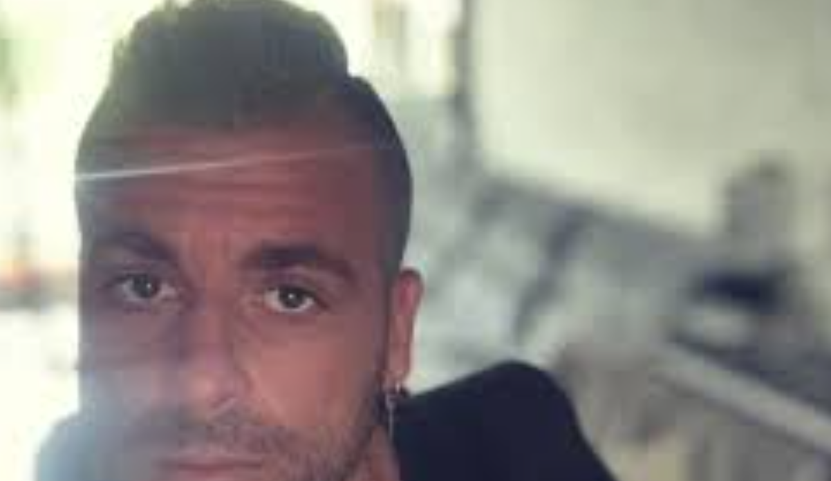 Il papà del dj napoletano morto a Ibiza: “Sono evidenti i segni delle percosse, la polizia lo ha massacrato”.
