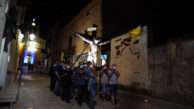 Frasso Telesino riabbraccia il ‘Crocifisso del Brancone’: dopo la pausa Covid torna la processione tra le strade del paese – NTR24.TV