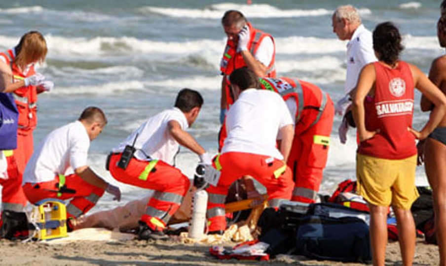 Panico al mare: mamma e figlio trascinati al largo, hanno ignorato la bandiera rossa