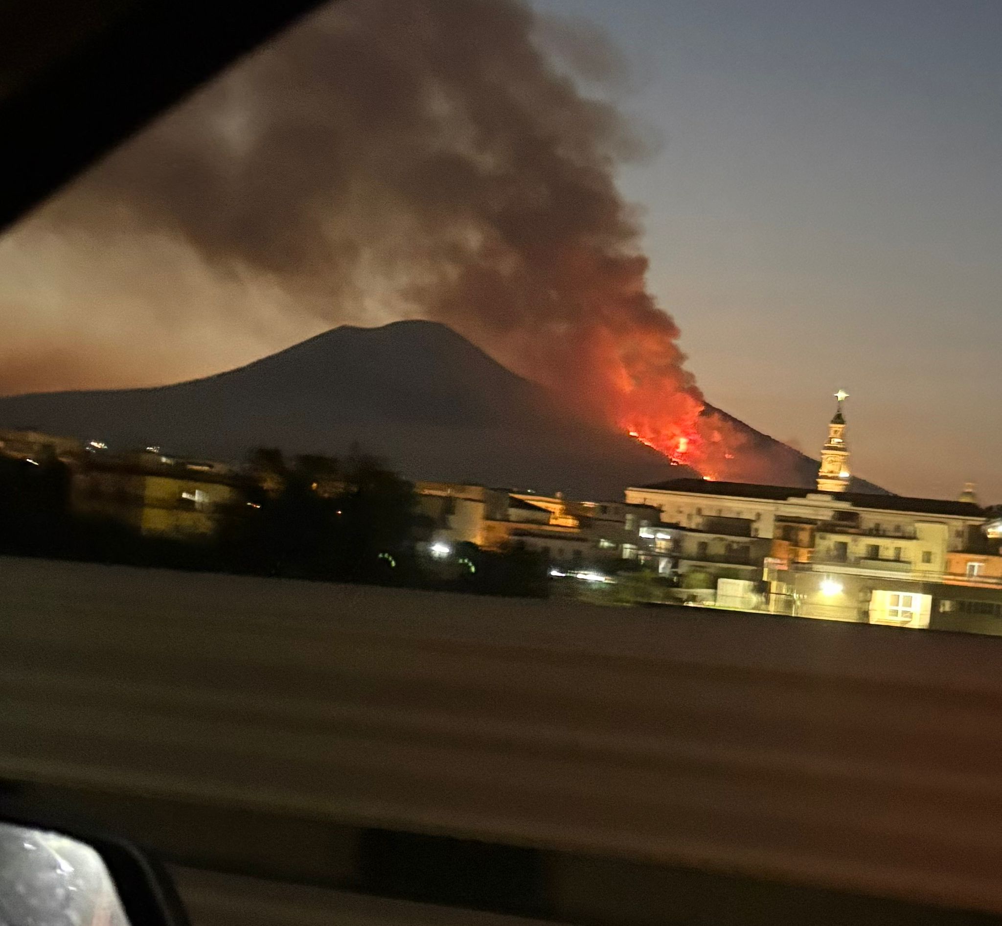 Incendio Vesuvio, Canadair ed elicotteri in azione
