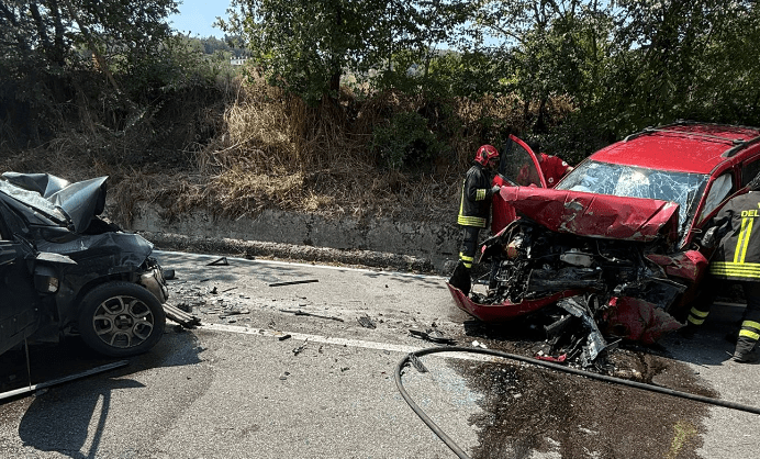 Tragedia di Ferragosto, scontro frontale alle porte di Benevento: muore 35enne, ferita una donna – NTR24.TV