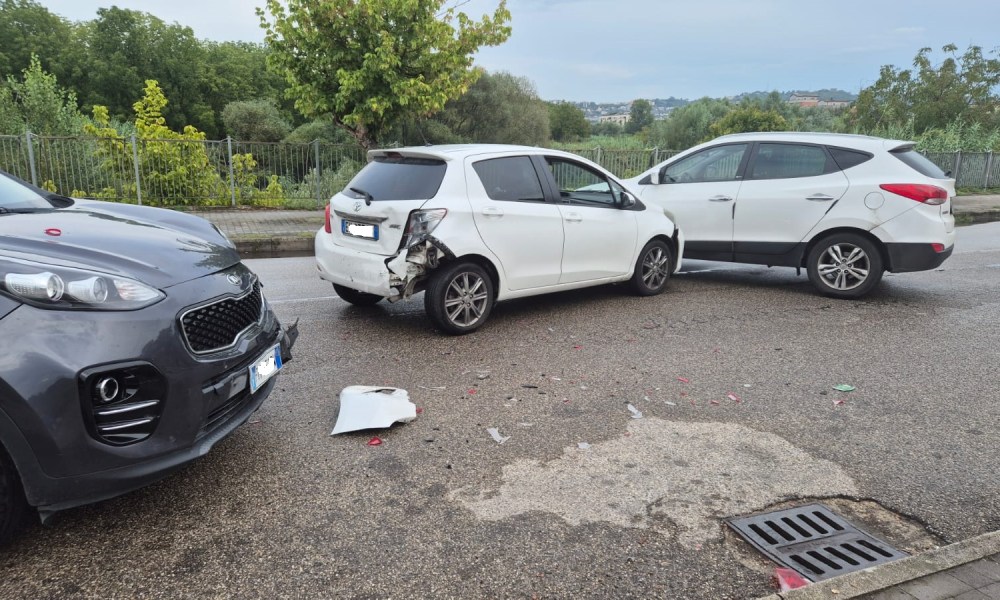 Benevento, incidente a pochi metri dal Ponte Tibaldi: una donna ferita e tre auto coinvolte – NTR24.TV