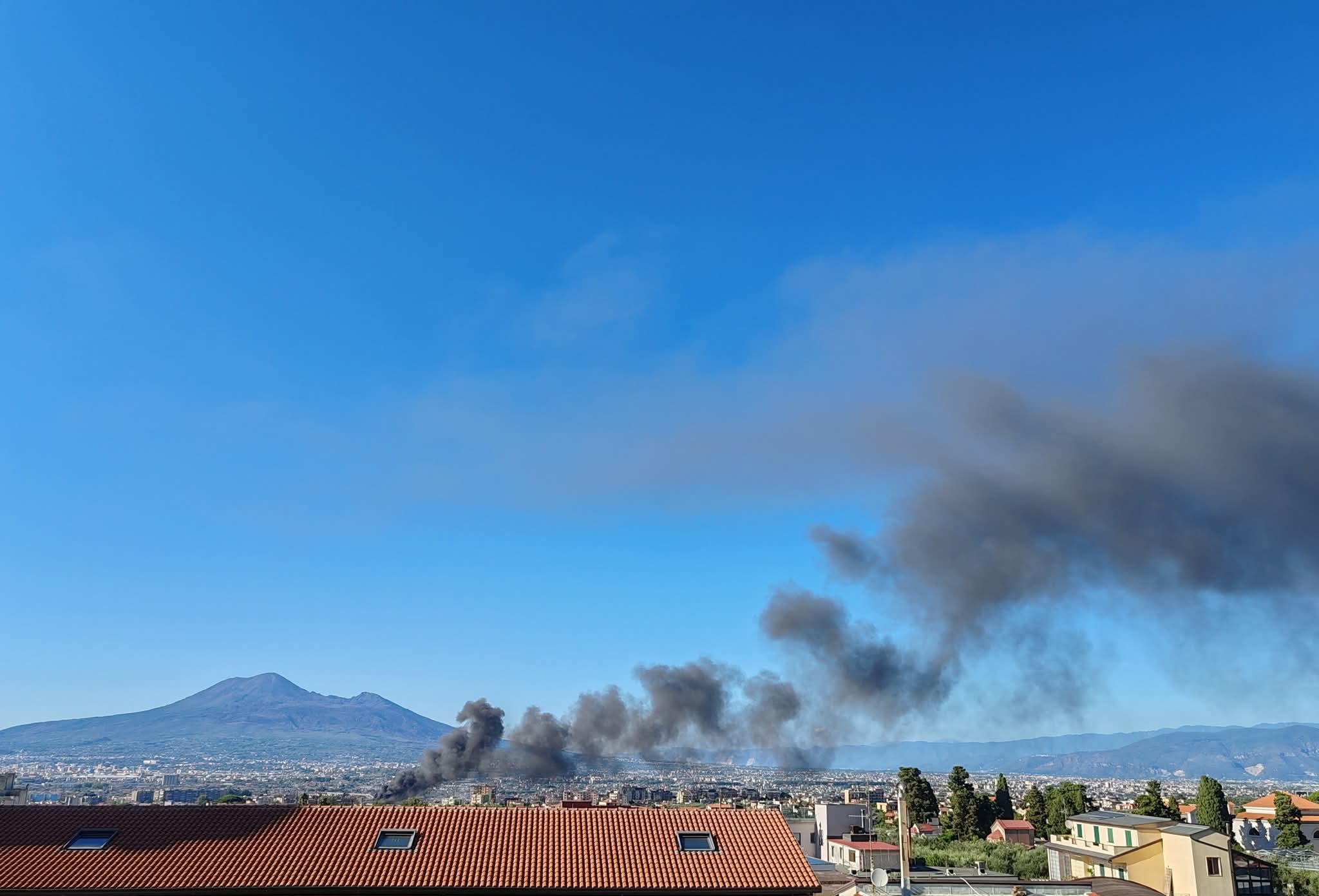 Ancora un rogo pericoloso a Castellammare di Stabia