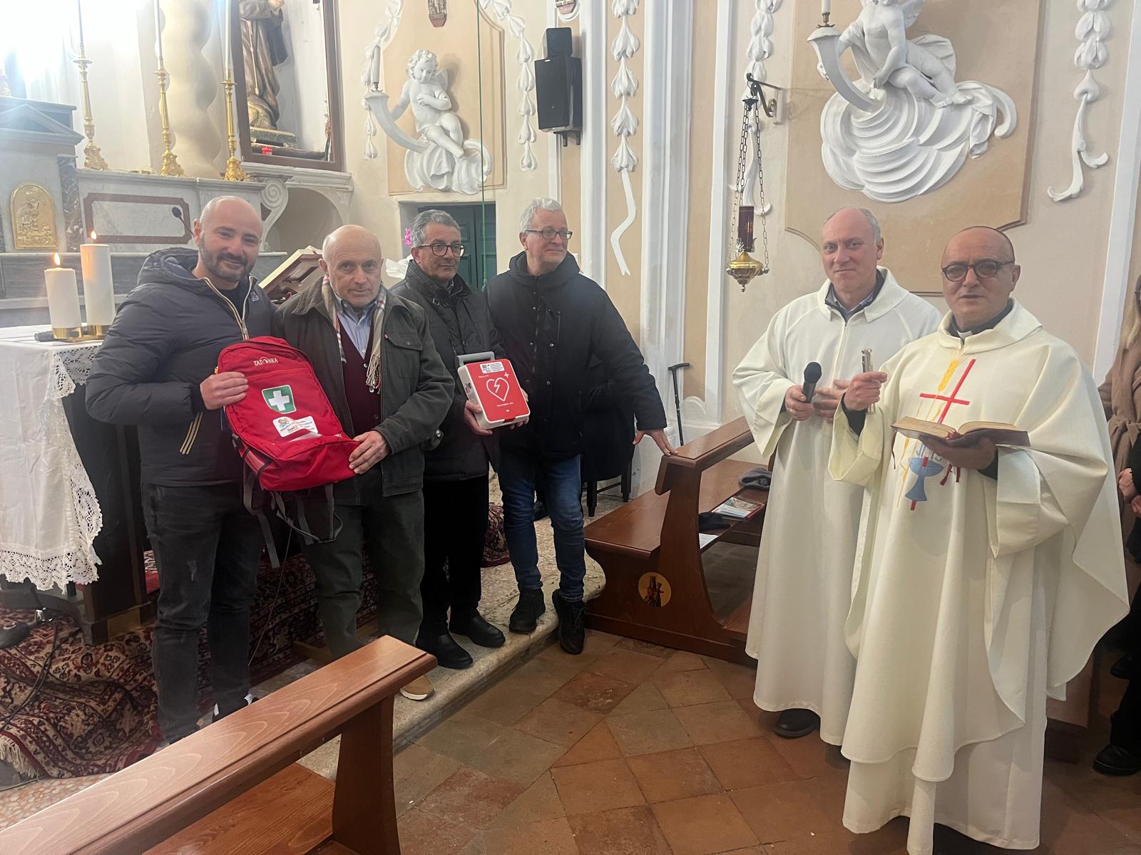 CASTELLO DEL MATESE, CONSEGNATO UN DEFIBRILLATORE AI PELLEGRINI DI CASTELPETROSO: SPORT, FEDE E PREVENZIONE SI INCONTRANO