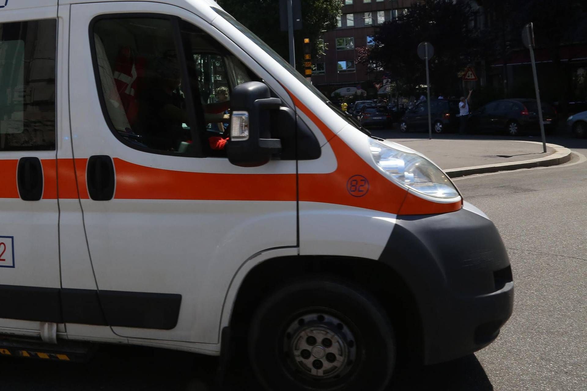 Perugia, operaio di 20 anni cade e finisce sotto rullo compressore usato per compattare l’asfalto: morto schiacciato