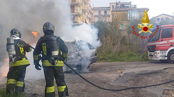 Fuoristrada incendiato sulla spiaggia di Eboli: indagini in corso