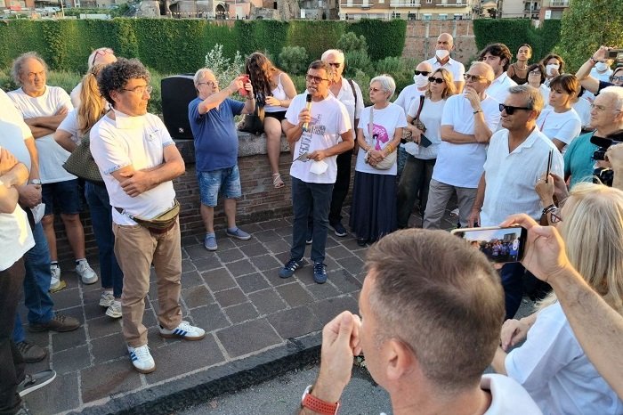 A morire non sono solo i pesci ma anche la dignità istituzionale