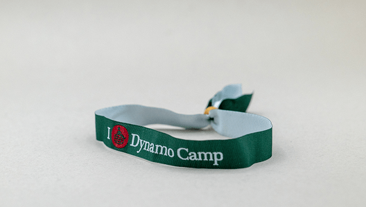 BeOne Medicines Italia al fianco di Dynamo Camp, realizzati 1.400 ‘braccialetti del coraggio’