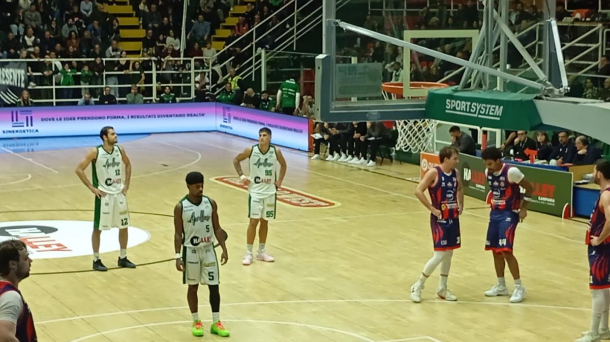 Avellino Basket, cinque vittorie su cinque partite: battuta Montecatini 85-74