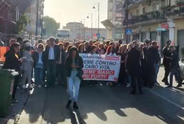 Pontecagnano, commercianti con gli autotrasportatori: serrande abbassate e corteo