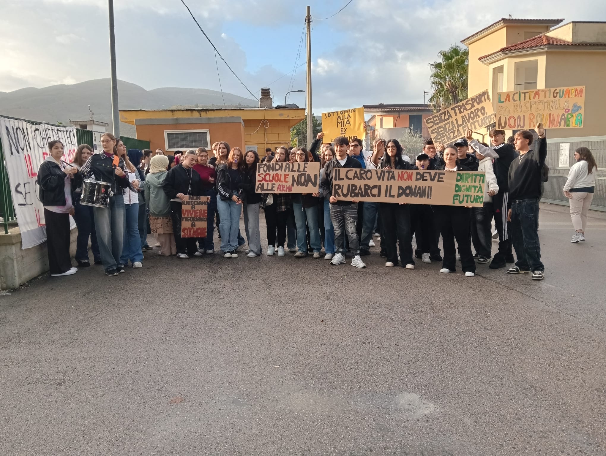 Gli studenti dell’Alberghiero di Marzano di Nola manifestano in solidarietà della protesta contro il caro vita