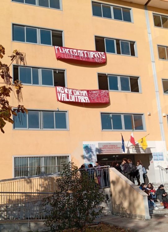 Portici, notte di paura al liceo Flacco: blitz durante l’occupazione, gli studenti lasciano la scuola