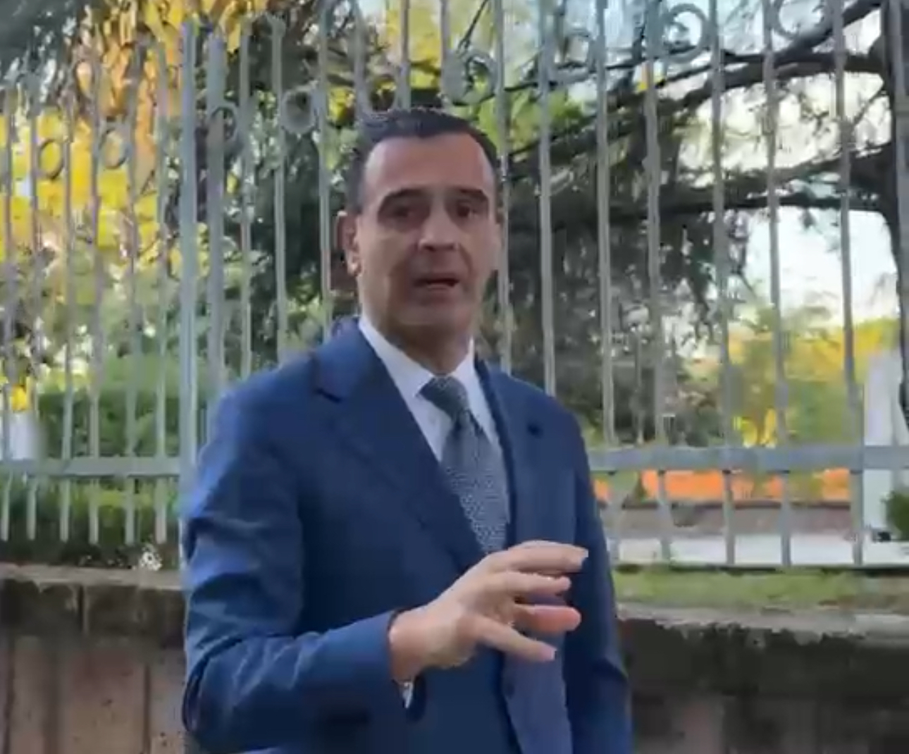 Atti vandalici al Teatro Gesualdo, Festa replica a Cipriano e annuncia una «conferenza stampa verità»