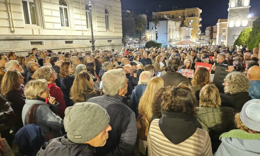 Benevento, oltre la conta dei manifestanti: l’opposizione protesta ma non propone, il mastellismo che non ammette gli errori – NTR24.TV