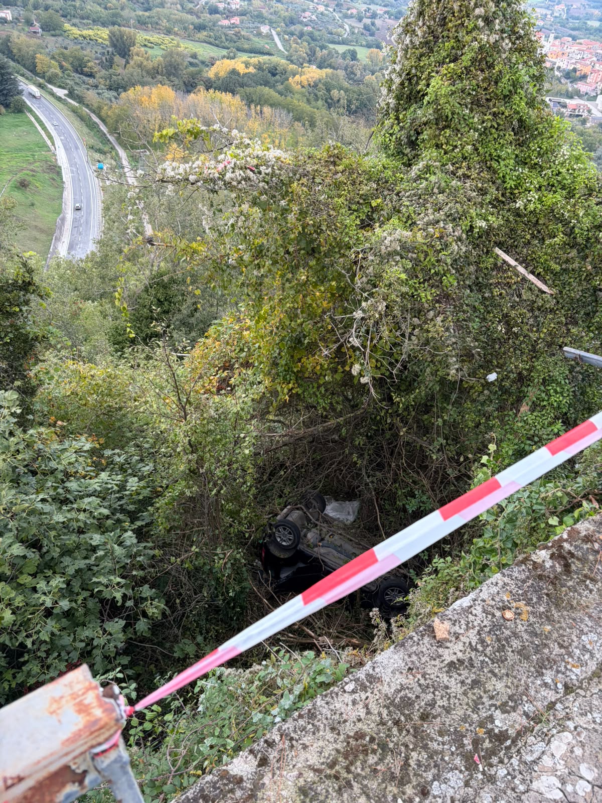 Montemiletto, un sedicenne in Neurochirurgia e quattro al Pronto Soccorso dopo il volo in auto nella scarpata