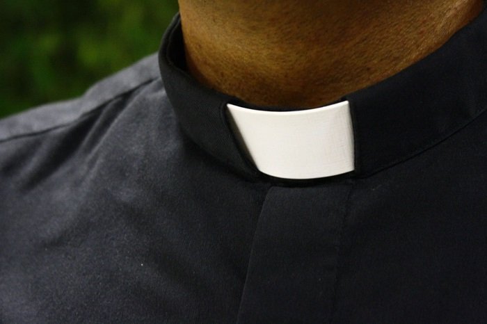 Il caso del parroco divide Ceppaloni. Il Comune: “Servono rispetto e misura”