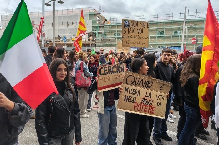 la piazza cerca una voce comune