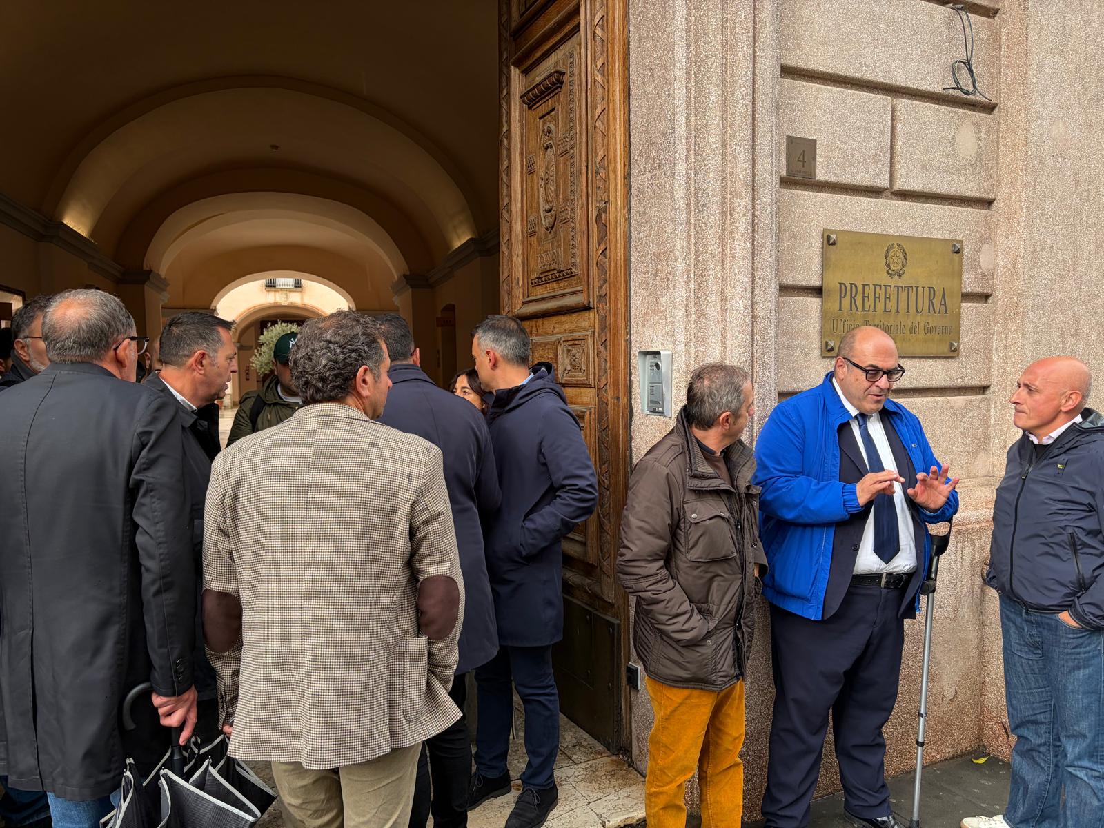 Protesta autotrasportatori, sindaci irpini in Prefettura: priorità ai servizi essenziali