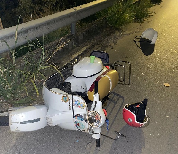 Pontecagnano, Vespa tamponata da un’auto: ferito un 44enne