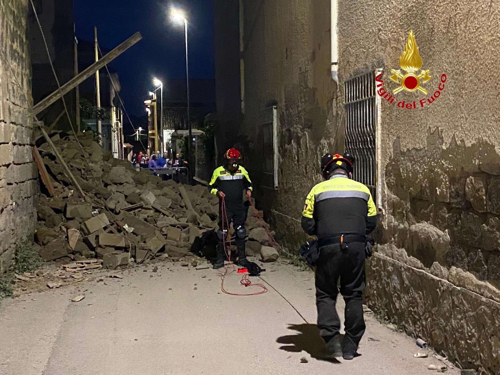 PAURA A GRAZZANISE, CROLLA UN VECCHIO FABBRICATO IN VIA CESARE BATTISTI. NESSUN FERITO  